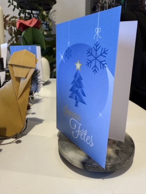 photo de la carte de vœux en gros plan, ouverte en 2 grâce à son double volet.